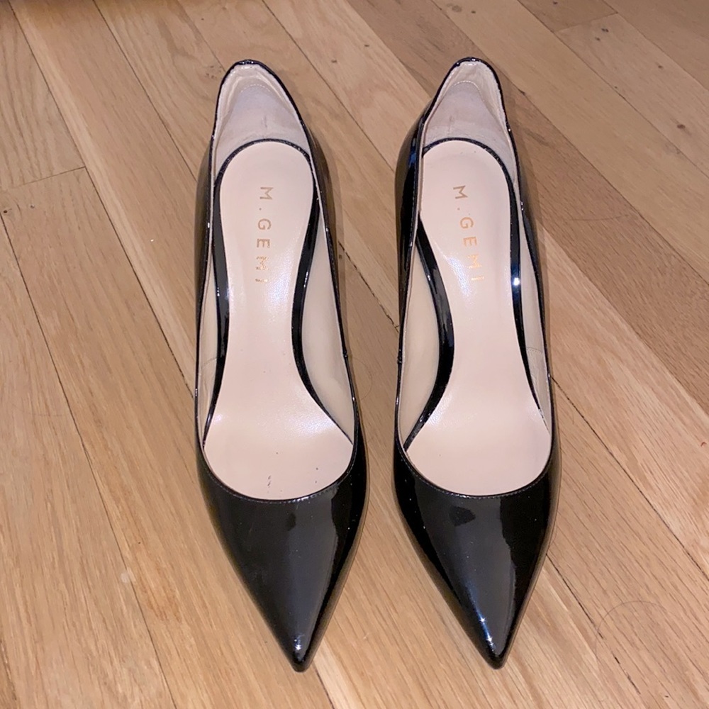 M Gemi black patent pump